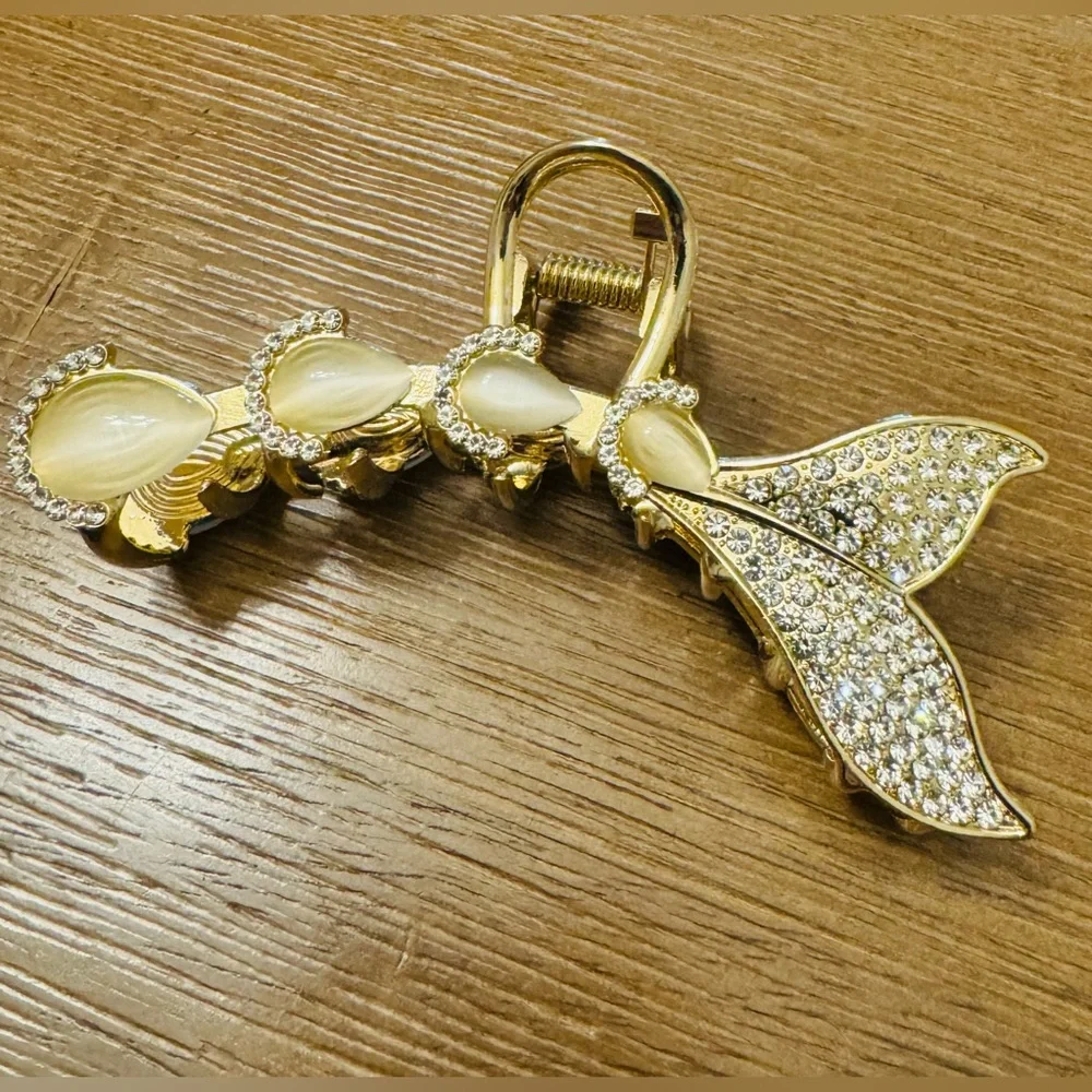 Ipetboom. 1 fish tail shaped hair clip, fashionable hair clip for women 1 piece.
